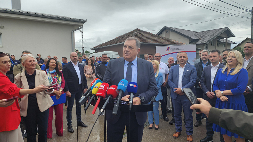 БАЊАЛУКА, 11. ЈУНА /СРНА/ - Предсједник СНСД-а Милорад Додик у обраћању новинарима у бањалучком насељу Драгочај.