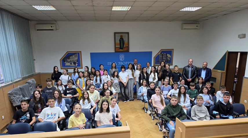 ЗВОРНИК, 11. ЈУНА /СРНА/ - Градоначелник Зворника Бојан Ивановић организовао је данас пријем за ученике генерације основних и средњих школа, те носиоце Вукове дипломе, ученике који су остварили запажене резултате на такмичењима из наставних предмета, ваннаставних активности, те ученике Основне музичке школе "Војин Комадина".