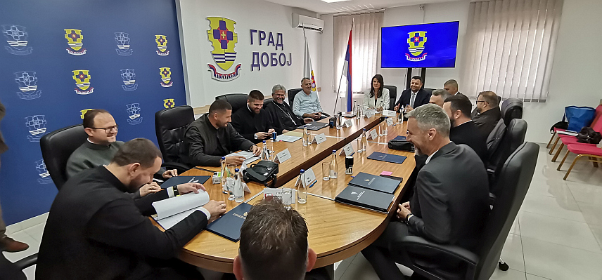ДOBOJ, 12. ЈУНА /СРНА/ - Министар за људска права и избјеглице у Савјету министара Севлид Хуртић и директор Фонда за повратак БиХ Срђан Шекара потписали су данас у Добоју са представницима три вјерске заједнице из оба ентитета споразум о сарадњи на реализацији пројеката обнове и унапређења инфраструктуре вјерских објеката и побољшању услова живота повратничке популације, укупне вриједности 924.000 КМ.