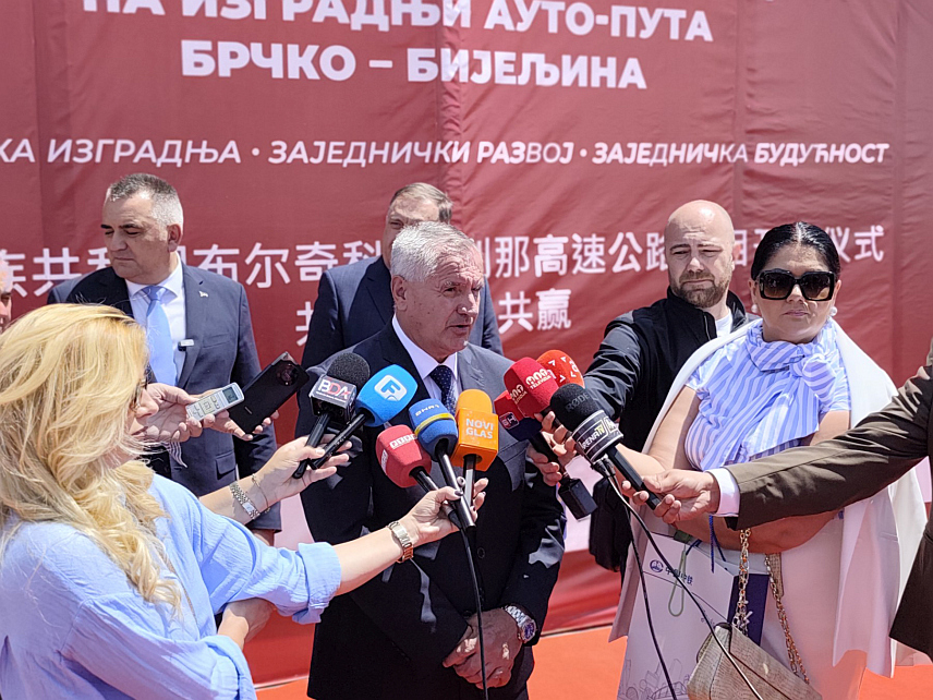 БИЈЕЉИНА, 12. ЈУНА /СРНА/ - Вршилац дужности директора "Аутопутева Српске" Радован Вишковић у обраћању новинарима у Великој Обарској код Бијељине након озваничења почетка изградње дионице ауто-пута Бијељина-Брчко.
