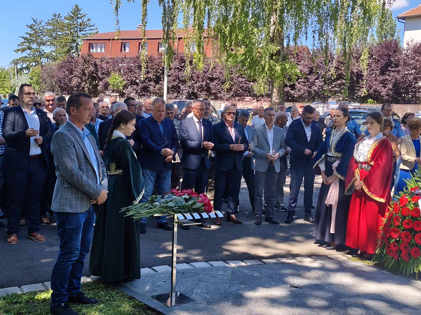 ГРАДИШКА, 12.ЈУНА /СРНА/ - У Градишци су данас обиљежене 34 године од формирања Лаке пјешадијске бригаде Градишка и 19. пјешадијске србобранске бригаде Војске Републике Српске /ВСК/, а тим поводом служен је парастос и положени вијенци код Централног спомен-обиљежја борцима погинулим у Одбрамбено-отаџбинском рату.