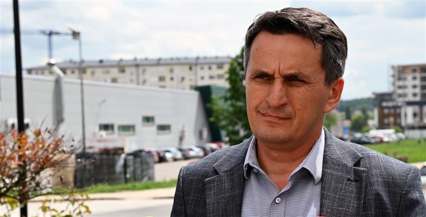 ДОБОЈ, 12. ЈУНА /СРНА/ - Вршилац дужности генералног директора "Жељезница Републике Српске" /ЖРС/ Драган Зеленковић захвалио је Влади Републике Српске и Министарству саобраћаја и веза што су у тешком периоду за ову компанију обезбиједили неопходна финансијска средства и редовна примања запосленим радницима.	
