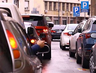 У ГРАДСКИМ СРЕДИНАМА И НА ПОЈЕДИНИМ ПРЕЛАЗИМА ПОЈАЧАН САОБРАЋАЈ