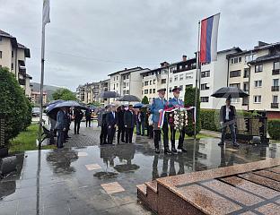 МИНИЋ И МАСТИЛОВИЋ ПОЛОЖИЛИ ВИЈЕНАЦ НА СПОМЕНИК ПОГИНУЛИМ БОРЦИМА