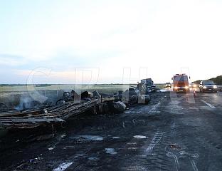 УГАШЕН ПОЖАР НА АУТО-ПУТУ КОД ШИМАНОВАЦА НАСТАО УСЉЕД СУДАРА ДВА КАМИОНА