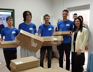 УРУЧЕНА РАЧУНАРСКА ОПРЕМА, ДОНАЦИЈА КАБИНЕТА ПРЕДСЈЕДНИКА СРПСКЕ