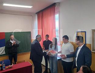 ДОДИК УРУЧИО ИНФОРМАТИЧКУ ОПРЕМУ ЗА ТРОЈЕ УСПЈЕШНИХ ЧЕНИКА