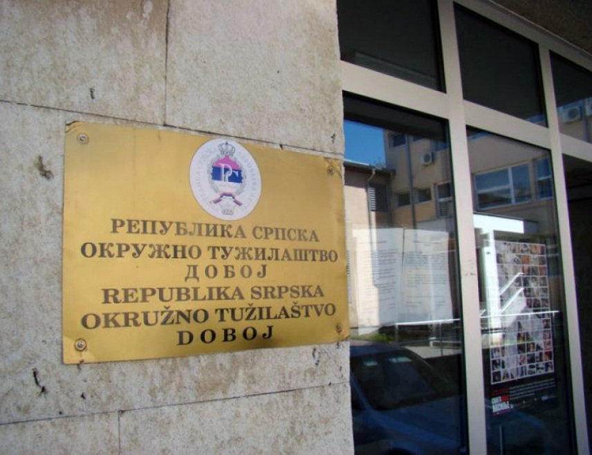 ДОБОЈ, 14. МАРТА /СРНА/ - Основни суд у Добоју продужио је притвор Џенану Бешићу са подручја овог града, који је оптужен за насиље у породици, саопштено је из добојског Окружног тужилаштва.