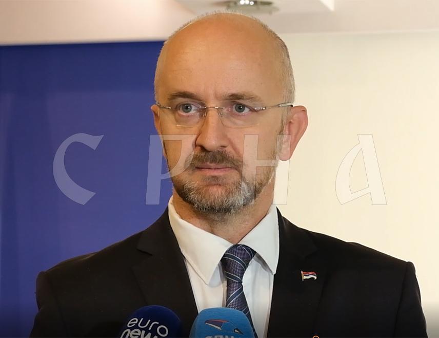 БАЊАЛУКА, 14. МАРТА /СРНА/ - Градоначелник Бањалуке Драшко Станивуковић, који је својевремено негирао да је у Другом свјетском рату над Србима почињен геноцид, и који је имао сулуду идеју о изградњи споменика у Бањалуци са статуом у којој би били по један војник Војске Републике Српске, такозване Армије БиХ и ХВО, данас узима себи за право да дијели лекције СНСД-у и Милораду Додику, изјавио је шеф Клуба посланика СНСД-а у Народној скупштини Републике Српске Срђан Мазалица.