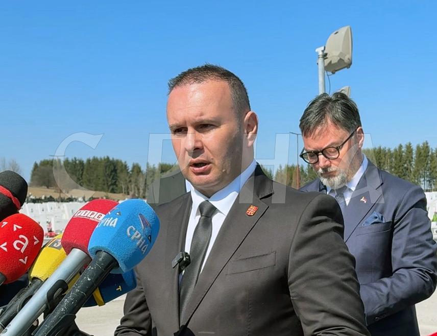 СОКОЛАЦ, 16. МАРТА /СРНА/ - Република Српска је потпуно једнака од Новог Града до Требиња, а коријен Српске су Срби Сарајева који су је створили, изјавио је данас градоначелник Источног Сарајева Љубиша Ћосић.
