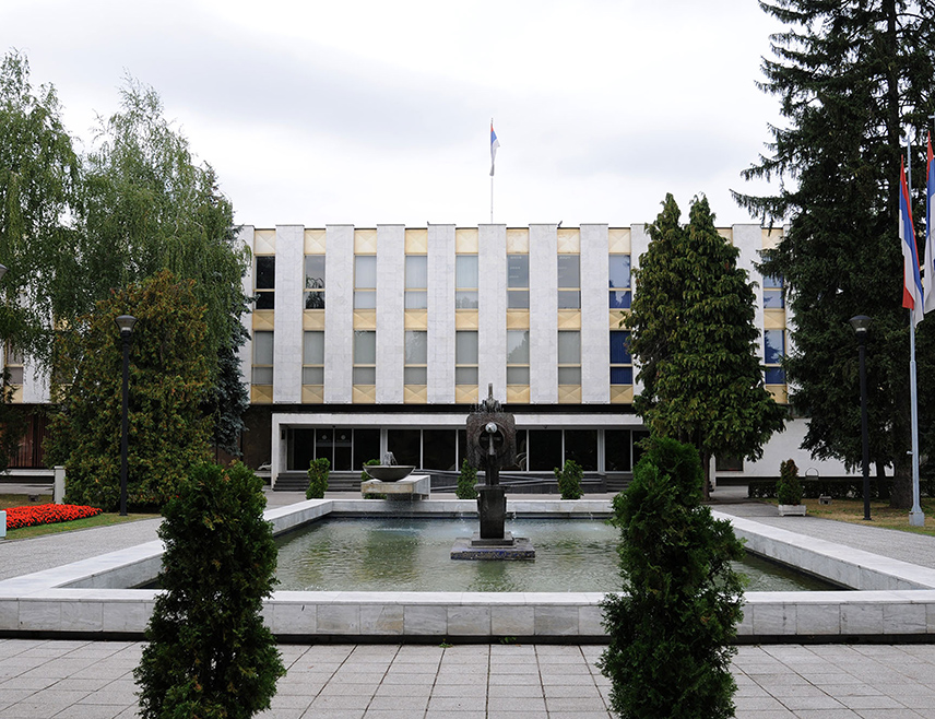 БАЊАЛУКА, 16. МАРТА /СРНА/ - Посланици Српске демократске странке данас неће присуствовати сједници Народне скупштине Републике Српске на којој ће бити разматрана оставка предсједника Владе Саве Минића, рекао је предсједник странке Бранко Блануша.