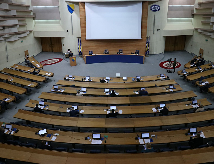 САРАЈЕВО, 16. МАРТА /СРНА/ - Представнички дом Парламентарне скупштине БиХ усвојио је данас Приједлог закона о ограничавању располагања имовином с циљем спречавања тероризма, финансирања тероризма и финансирања ширења оружја за масовно уништење и упутио га Дому народа на разматрање по хитној процедури.