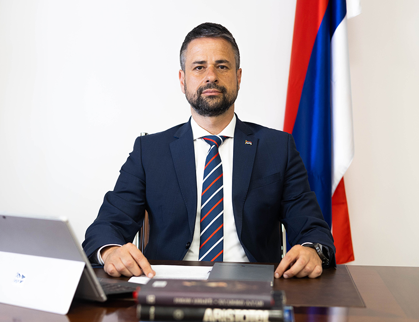 САРАЈЕВО, 16. МАРТА /СРНА/ - Министар финансија и трезора у Савјету министара Срђан Амиџић честитао је премијеру Сави Минићу што ће наставити рад на челу Владе Српске.