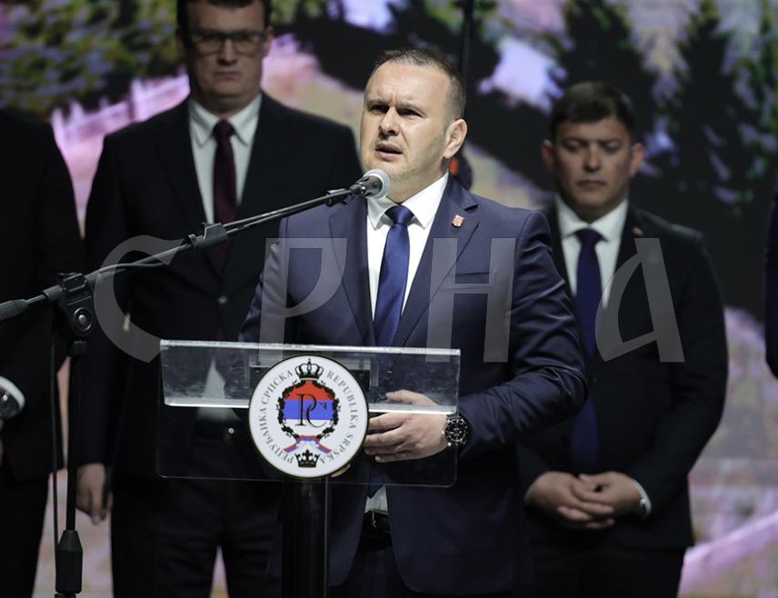 ИСТОЧНО НОВО САРАЈЕВО, 16. МАРТА /СРНА/- Градоначелник Источног Сарајева Љубиша Ћосић рекао је вечерас да успомену на егзодус Срба из Сарајева треба вјечно преносити будућим генерацијама које морају знају шта значи поднијети двоструку жртву за Републику Српску.