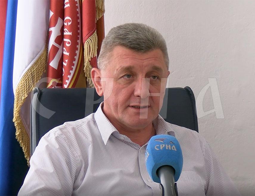 ИСТОЧНО САРАЈЕВО, 18. МАРТА /СРНА/ - Министар за научнотехнолошки развој и високо образовање Републике Српске Драга Мастиловић изјавио је Срни да документациони центар који би се бавио страдањем Срба у Сарајеву треба да буде основан при Институту историјских наука Универзитета у Источном Сарајеву, који већ располаже знатном документацијом и свједочењима о тим догађајима.
