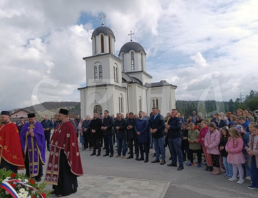 РИБНИК, 20. МАРТА /СРНА/ - У порти Храма Светог пророка Илије у Ситници код Рибика данас је код спомен-обиљежја служен парастос и положени су вијенци за 31 погинулог борца у Одбрамбено-отаџбинском рату са овог подручја и три цивилне жртве рата.