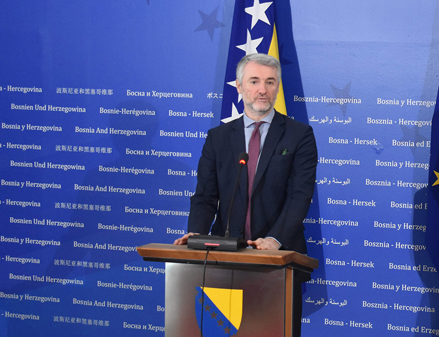 САРАЈЕВО, 22. МАРТА /СРНА/ - Министар комуникација и транспорта у Савјету министара Един Форто изјавио је да професионални возачи у БиХ заслужују несметан рад и да је ресорно министарство већ реализовало кључне мјере за побољшање услова у сектору, док се дио захтјева превозника не може ријешити без шире институционалне и међународне координације.