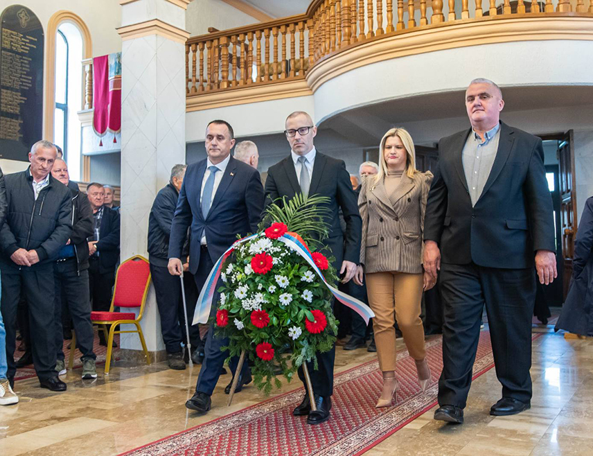 ПРЊАВОР, 24. МАРТА /СРНА/ - У спомен-храму на Вучијаку данас је служен парастос за 626 погинулих бораца са прњаворског подручја у Одбрамбено-отаџбинском рату.