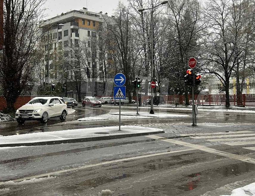 БАЊАЛУКА, 27. МАРТА /СРНА/ - Сви путеви у Републици Српској су проходни, али снијег интензивно пада на подручју Бањалуке, Приједора, Костајнице и Добоја и има га на коловозима, саопштено је јутрос из Ауто-мото савеза /АМС/ Српске.