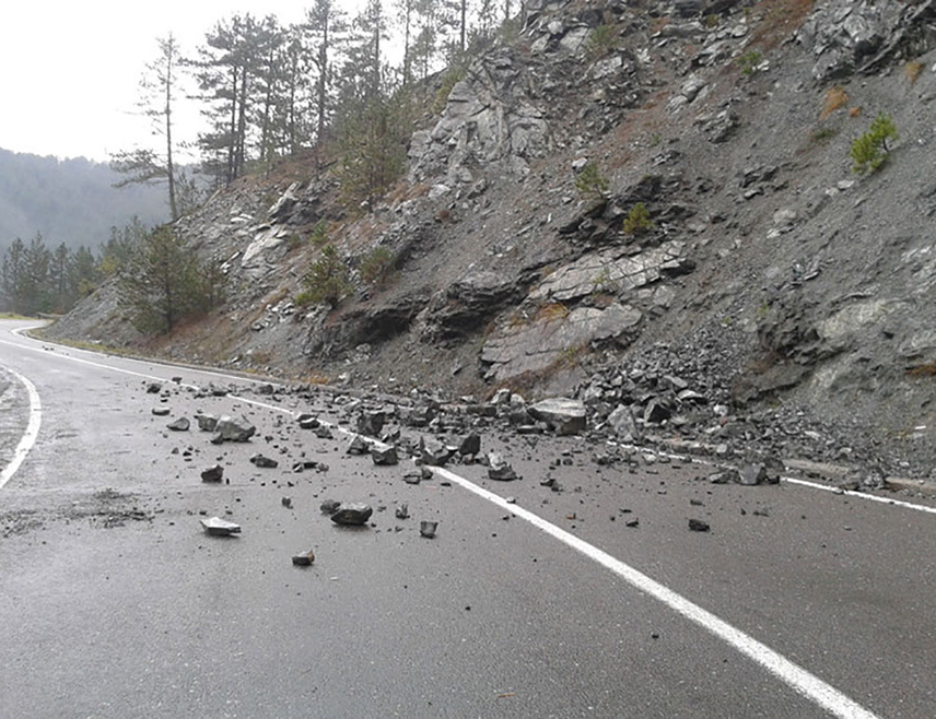 БАЊАЛУКА, 11. АПРИЛА /СРНА/ - На већини путева у Републици Српској саобраћај се  одвија редовно, због слабе кише у источним крајевима коловози су влажни, док се осталим крајевима вози по сувим коловозима, саопштио је Ауто-мото савез /АМС/ Републике Српске.