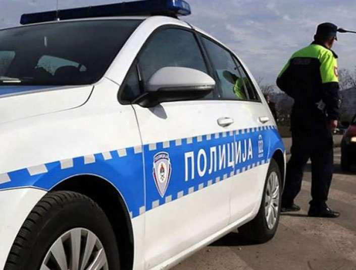 БАЊАЛУКА, 12. АПРИЛА /СРНА/ - Саобраћај је потпуно обустављен на дионици регионалног пута Братунац-Скелани у мјесту Сикирић због саобраћајне незгоде, саопштено је из Ауто-мото савеза Републике Српске.