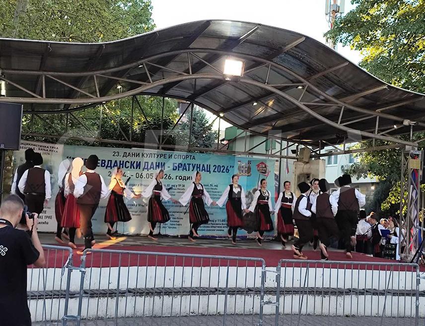 БРАТУНАЦ, 4. МАЈА /СРНА/ - У оквиру традиционалне културно-спортске манифестације "Ђурђевдански дани" у Братунцу је одржан "Ђурђевдански фестивал фолклора" на коме су се представили фолклораши из Нове Пазове, Бајине Баште, Власенице, као и више група из Љубовије и домаћини.