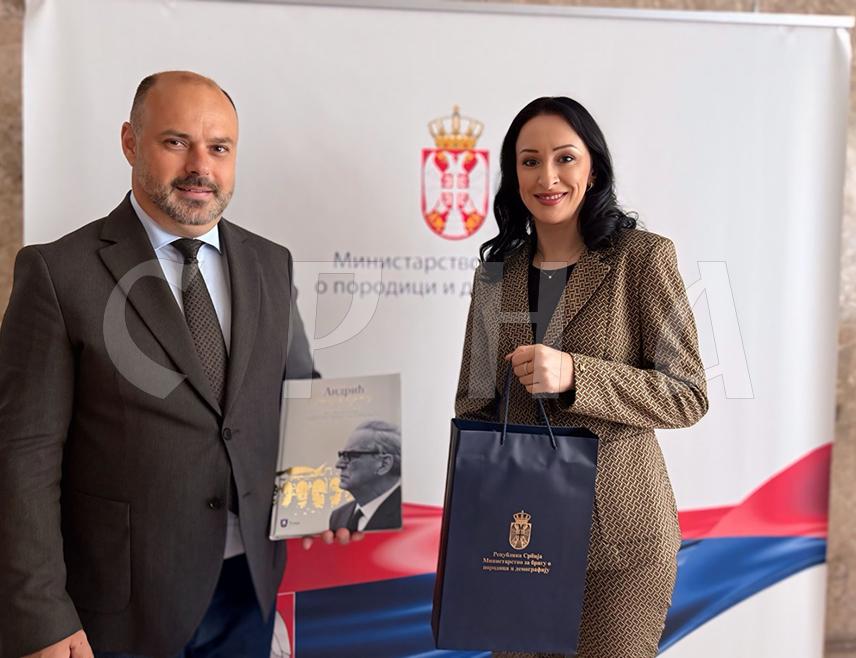 БЕОГРАД, 13. МАЈА /СРНА/ - Министар за бригу о породици и демографију Србије Јелена Жарић Ковачевић потврдила је да ће ресорно министарство подржати реализацију овогодишњег Дјечијег фестивала фолклора "Лицидерско срце" посредством Фонда за подршку популационој политици, који подржава УНДП.