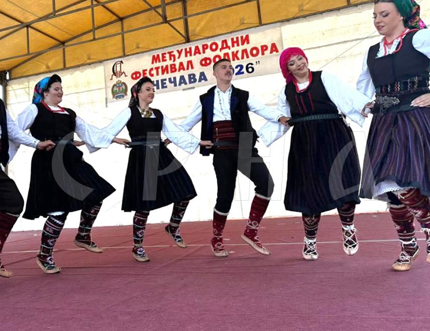 ТЕСЛИЋ, 31. МАЈА /СРНА/ - Међународни фестивал фолклора данас је у Чечави код Теслића окупио 12 културно-умјетничких друштава из Републике Српске, Словеније и Хрватске.