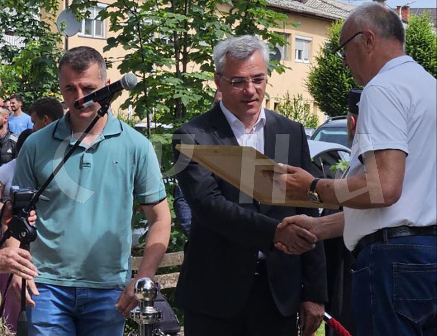 ЛОПАРЕ, 1. ЈУНА /СРНА/ - Код Централног спомен-обиљежја у Лопарама данас је служен парастос и положени вијенци у знак сјећања на погинуле борце Војске Републике Српске који су своје животе дали за слободу свог народа и одбрану мајевичког краја.