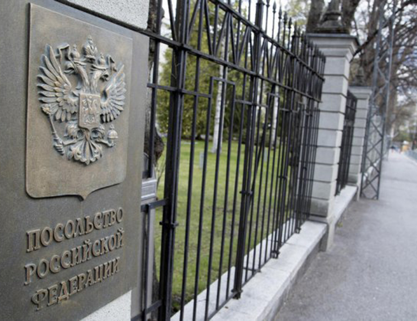 БЕОГРАД, 1. ЈУНА /СРНА/ - Испред Амбасаде Русије у Београду данас је одржан комеморативни скуп посвећен жртвама украјинског напада на град Старобељск, у Луганској Народној Републици, 22. маја, када је погинуо 21 ученик, а 44 су повријеђена.