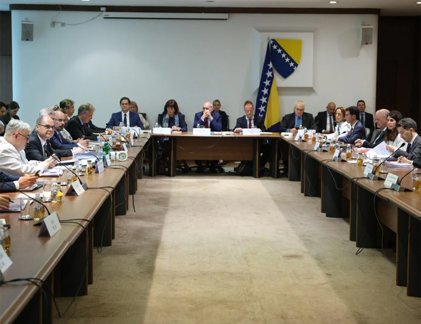 САРАЈЕВО, 3. ЈУНА /СРНА/ - Политички директори земаља чланица Управног одбора Савјета за провођење мира /ПИК/ почели су данас у Сарајеву дводневно засједање на којем би требало да донесу одлуку о именовању високог представника, иако то није у њиховој надлежности.