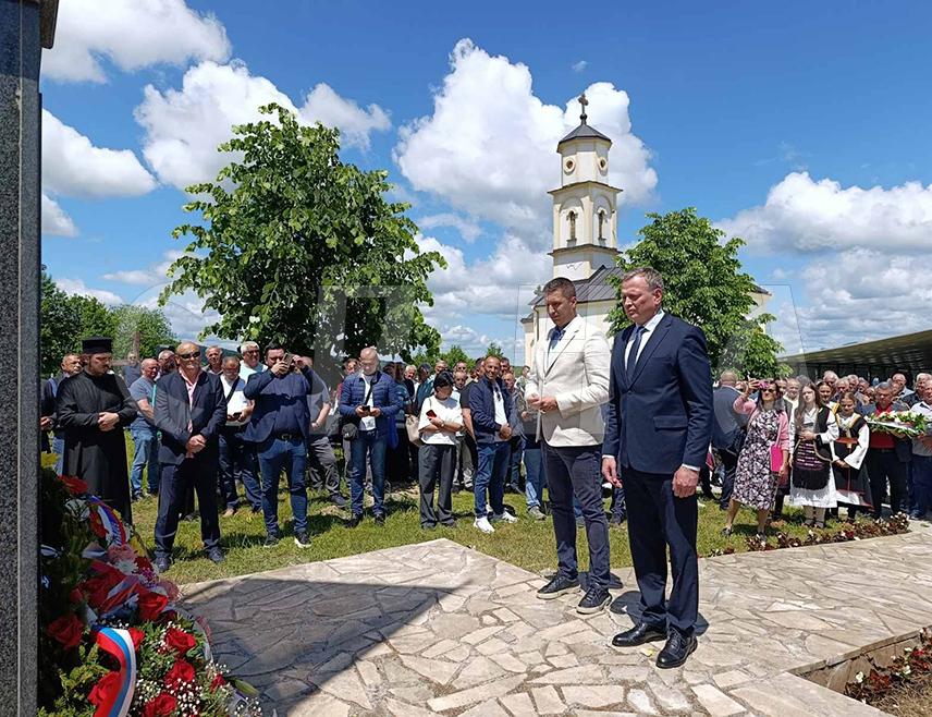 РИБНИК, 4. ЈУНА /СРНА/ - У Доњем Раткову код Рибника данас је обиљежен Дан 17. лаке пјешадијске бригаде и осталих ратних јединица са подручја бивше општине Кључ - Рибник, чијих је 313 припадника погинуло и нестало, а више од 800 рањено током Одбрамбено-отаџбинског рата.
