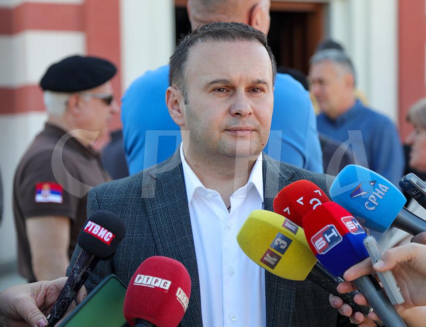 ХАН ПИЈЕСАК, 4. ЈУНА /СРНА/ - Градоначелник Источног Сарајева Љубиша Ћосић рекао је да је 4. јун један од најтежих дана у новијој историји Пала и сарајевско-романијске регије када је из засједе у Жепи убијено 45 српских бораца.