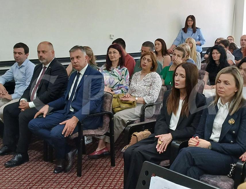 ВИШЕГРАД, 5. ЈУНА /СРНА/ - Министар просвјете и културе Републике Српске Боривоје Голубовић отворио је данас у Вишеграду 30. Сусрете библиотекара Републике Српске на којима је повеља "Ђорђе Пејановић" уручена најуспјешнијем библиотекару и библиотеци у Српској у прошлој години.