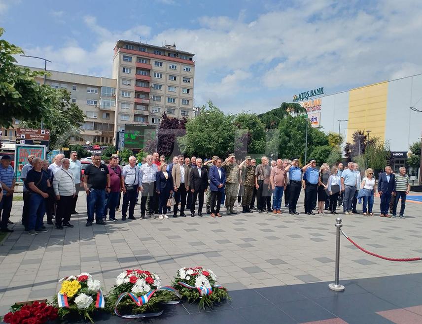 БИЈЕЉИНА, 6. ЈУНА /СРНА/ - Одавањем почасти за 150 погинулих бораца Друге семберске лаке пјешадијске бригаде у Бијељини је данас обиљежено 34 године од оснивања ове јединице Војске Републике Српске познате као народна бригада, чијих је 4.200 бораца учествовало у одбрани српског народа.