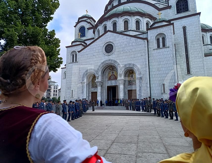 БЕОГРАД, 6. ЈУНА /СРНА/ - Часни појас Пресвете Богородице испраћен је данас уз црквене и државне почасти из Храма Светог Саве на Врачару на Свету Гору.