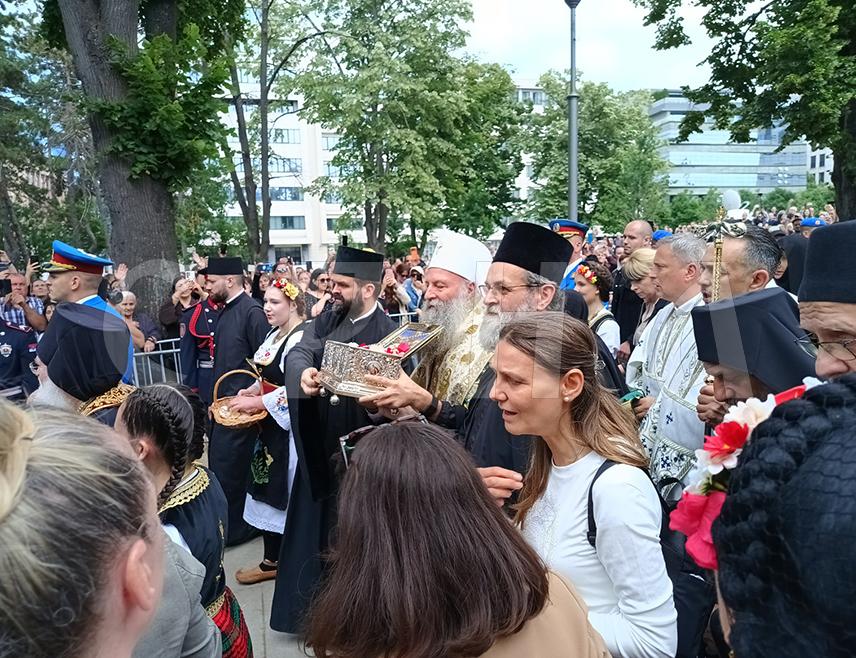 БЕОГРАД, 6. ЈУНА /СРНА/ - Часни појас Пресвете Богородице испраћен је из Србије за Свету Гору.