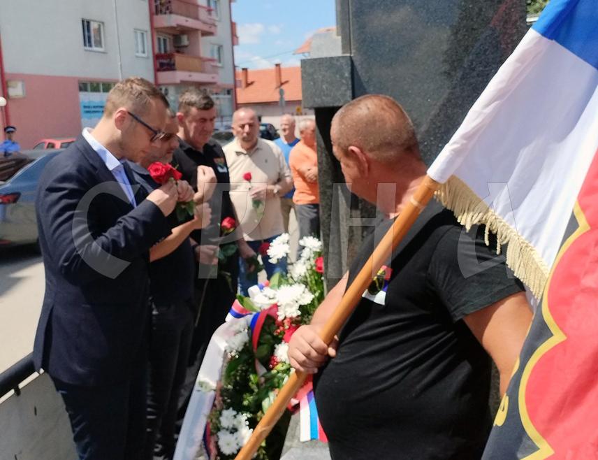 БИЈЕЉИНА, 7. ЈУНА /СРНА/ - Насљеђе команданта Гарде "Пантери" Љубише Савића Маузера не припада само породици, оно припада историји Републике Српске, рекао је његов син Бојан Савић на 26. годишњици од убиства легендарног команданта.