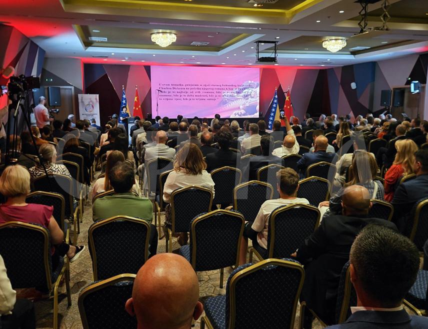 САРАЈЕВО, 8. ЈУНА /СРНА/ - Амбасада Кине у БиХ вечерас је у Сарајеву званично отворила Истраживачки центар за изградњу заједнице заједничке будућности човјечанства.