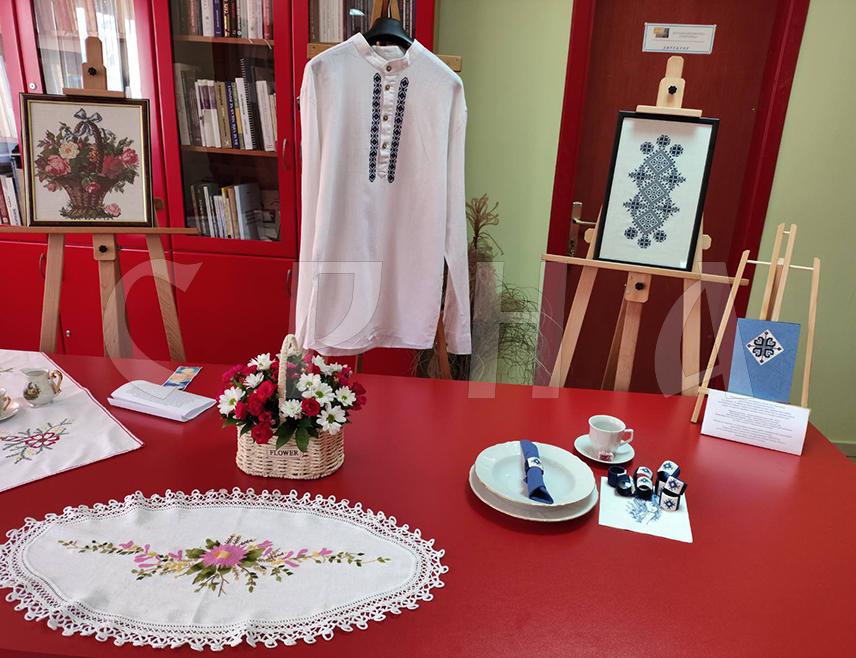 СРЕБРЕНИЦА, 9. ЈУНА /СРНА/ - У Сребреници је данас отворена самостална изложба везених радова Мирјане Остојић из Братунца "Руке које памте - нити традиције и културног насљеђа", која је привукла пажњу већег броја женске публике.
