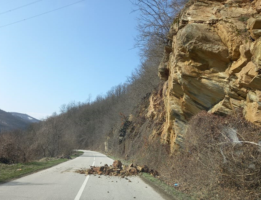 БАЊАЛУКА, 10. ЈУНА /СРНА/ - Саобраћај се на већини путева у Републици Српској и Федерацији БиХ одвија редовно, а на дионицама у усјецима постоји опасност од одрона, саопштено је из Ауто-мото савеза Српске.