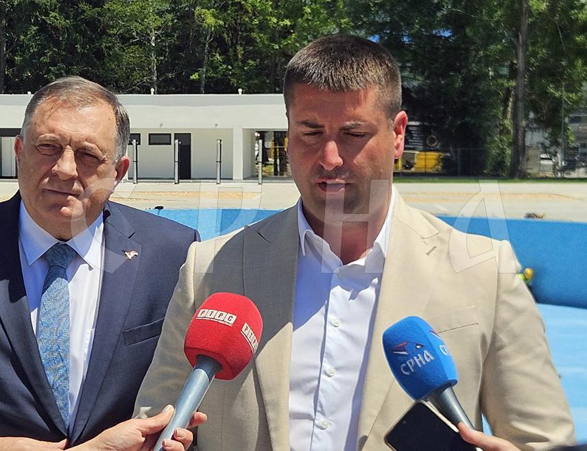 ИСТОЧНО НОВО САРАЈЕВО, 10. ЈУНА /СРНА/ - Начелник Источног Новог Сарајева Јован Катић рекао је да је изградња комплекса отворених базена, вриједног око четири милиона КМ, један од већих инфраструктурних пројеката на подручју ове општине и да је планирано да радови буду завршени до краја јуна.