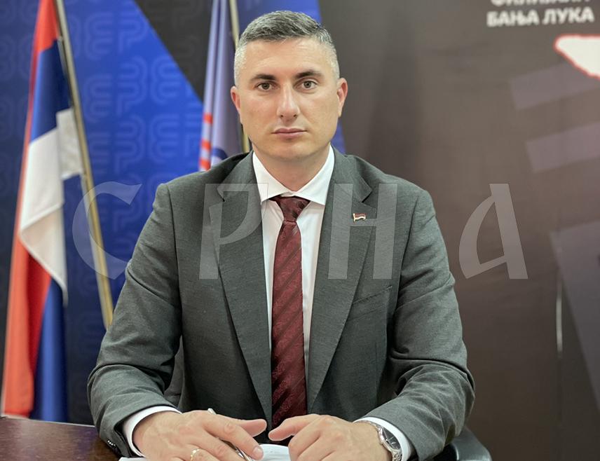 ПАЛЕ, 11. ЈУНА /СРНА/ - Посланик СНСД-а у Народној скупштини Републике Српске Дамјан Шкипина оцијенио је да начелник Источне Илиџе Маринко Божовић покушава да политичким оптужбама прикрије проблеме у властитој странци и скрене пажњу са, како је навео, сопствених политичких промашаја.