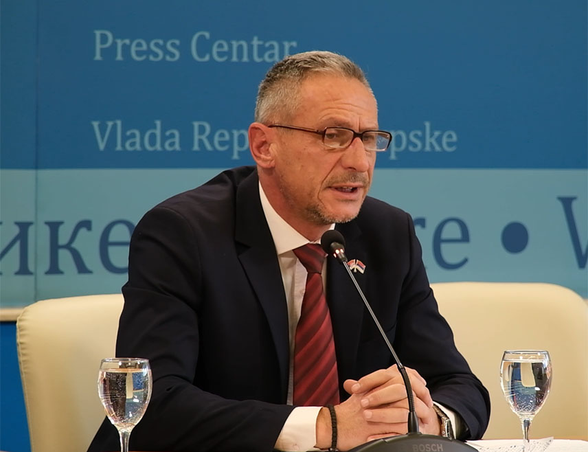 БАЊАЛУКА, 11. ЈУНА /СРНА/ - Министар рада и борачко-инвлаидске заштите Радан Остојић рекао је да је Влада на данашњој сједници прихватила Приједлог посебног колективног уговора за запослене у јавним службама.