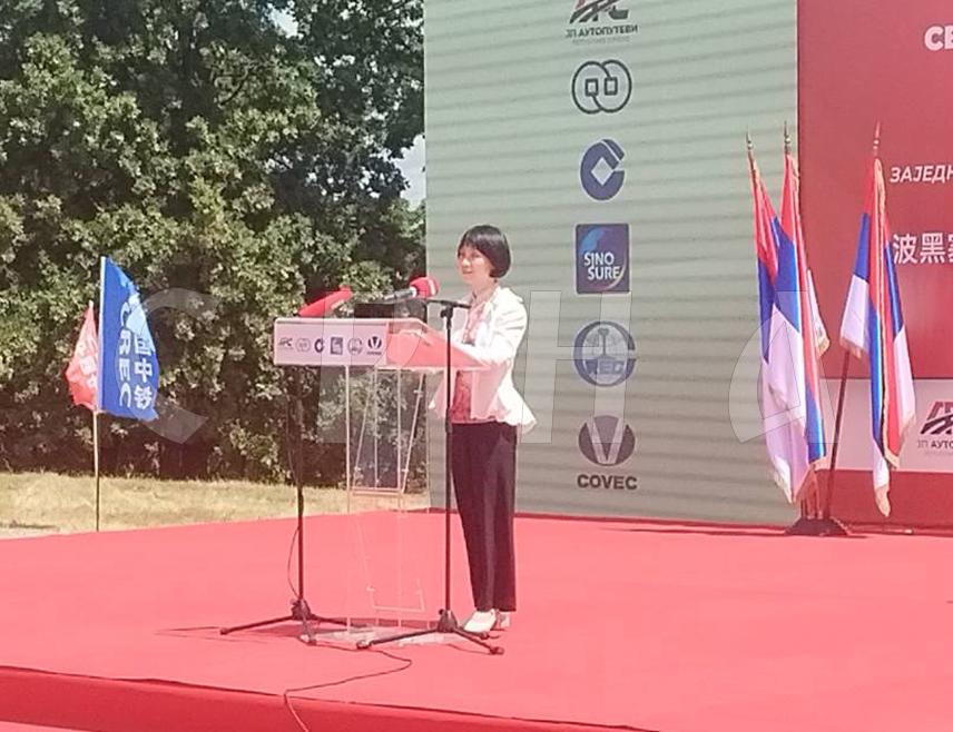 БИЈЕЉИНА, 12. ЈУНА /СРНА/ - Амбасадор Кине у БиХ Ли Фан истакла је данас значај изградње ауто-пута Бијељина-Брчко, у чијој изградњи учествује кинеска компанија, наводећи да је то не само важна саобраћајна артерија него и пут пријатељства.