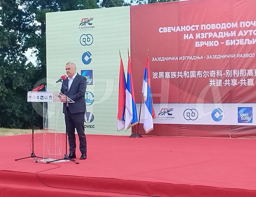 БИЈЕЉИНА, 12. ЈУНА /СРНА/ - Министар саобраћаја и веза Републике Српске Зоран Стевановић је у Великој Обарској, гдје данас почиње изградња дионице ауто-пута Бијељина–Брчко, истакао да је реално да данашње генерације дочекају путно спајање Приједора и Бањалуке са Београдом.