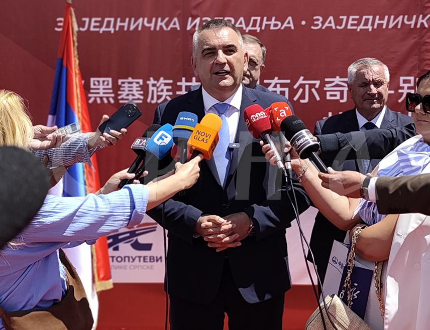 БИЈЕЉИНА, 12. ЈУНА /СРНА/ - Премијер Републике Српске Саво Минић рекао је да, осим Хашког трибунала, не постоји друга институција на земаљској кугли која у притвору држи човјека чије је здравствено стање тешко, као што је то случај са генералом Ратком Младићем.