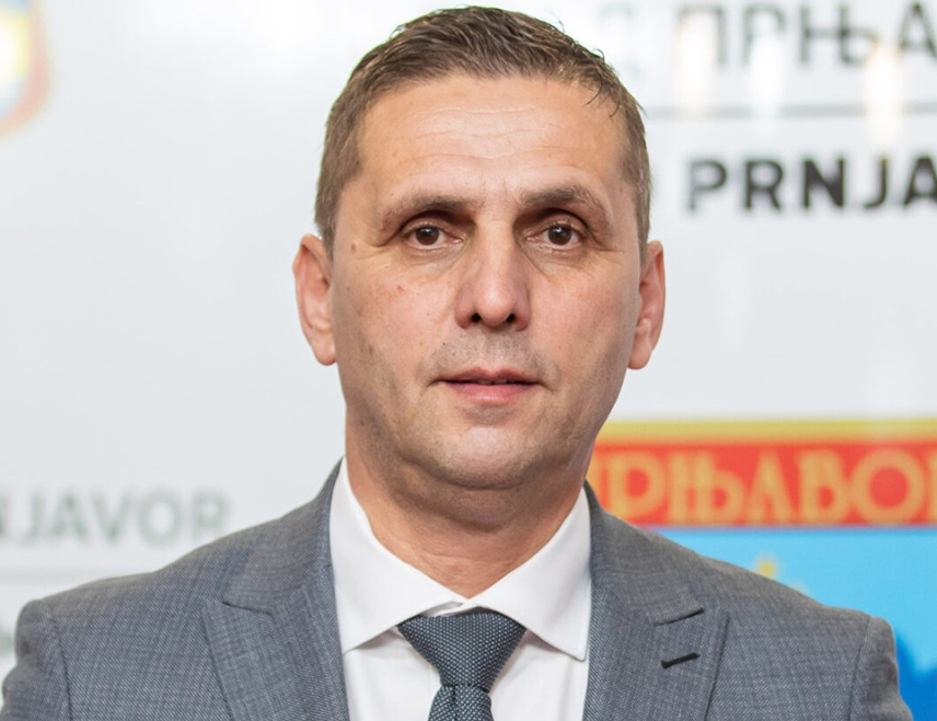 ПРЊАВОР, 12. ЈУНА /СРНА/ - Одборник у Скупштини града Прњавор и члан Главног одбора СНСД-а Жељко Симић оштро је реаговао на политичке поруке упућене са синоћњег скупа ПСС-а у овом граду, поручивши да је ријеч о покушају обмане јавности и прикривања недостатка конкретних резултата.