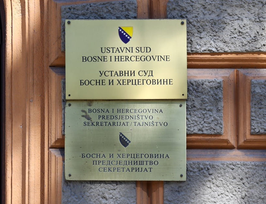 САРАЈЕВО, 13. ЈУНА /СРНА/ - Оцјена уставности одредби Кривичног закона БиХ које је наметнуо Кристијан Шмит за крњи Уставни суд БиХ је комплексан посао, па је то разлог што ни након пола године нема одлуке, речено је Срни из Уставног суда БиХ.