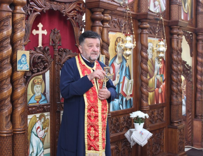 НОВИ ГРАД, 13. ЈУНА /СРНА/ - Иконе су светиње које треба поштовати и којима је мјесто у православним храмовима и православним домовима чији су заштитници, рекао је Срни парох новске парохије Немања Видић.
